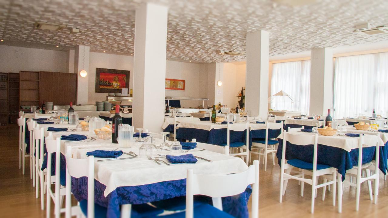 Hotel Raffaello 切塞纳蒂科 外观 照片